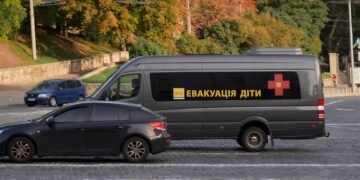 Полиция остановила эвакуационный рейс из Херсона: Красный Крест просит власть вмешаться