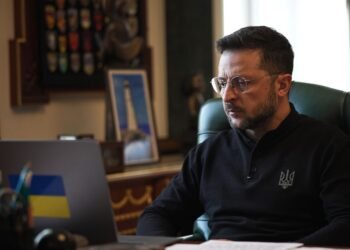 Зеленский во время поездки на фронт поручил усилить защиту Запорожья и области