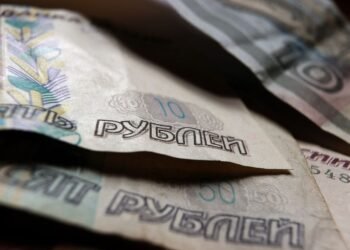 Россияне массово выводят деньги из страны: в разведке раскрыли, чего они боятся
