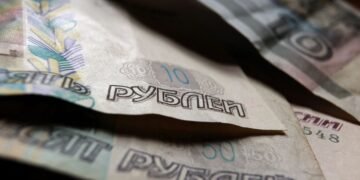 Россияне массово выводят деньги из страны: в разведке раскрыли, чего они боятся