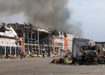 Склади під ударом: чому з магазинів зникають молочка та сигарети і до чого готуватися покупцям