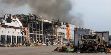 Склади під ударом: чому з магазинів зникають молочка та сигарети і до чого готуватися покупцям