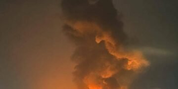У Києві лунають вибухи без упину: ракети влучили у кількох районах, місто охопили пожежі