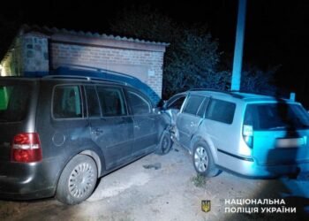 Випив і сів за кермо: на Обухівщині водій врізався у припарковане авто