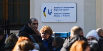 Украинским детям за границей упростили консульский учет: что изменилось