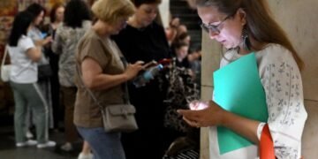 В Киеве раздаются взрывы, на Оболони пылает многоэтажка