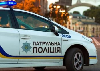 Жорсткий конфлікт у Києві: водій не зупинився, а потім ударив патрульного