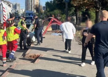 В Киеве автомобиль на скорости влетел в остановку с людьми, есть погибшие и травмированные (фото)