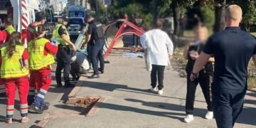В Киеве автомобиль на скорости влетел в остановку с людьми, есть погибшие и травмированные (фото)