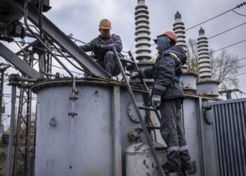 ДТЕК значно збільшив число оновлених енергообʼєктів мереж: як це вплине на зиму