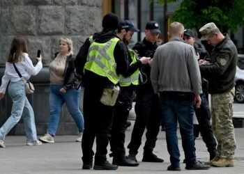 В Тернополе группа людей напала на автомобиль ТЦК: пострадали военные
