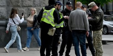 В Тернополе группа людей напала на автомобиль ТЦК: пострадали военные