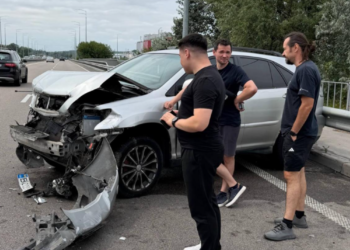 Автівку понесло вбік і розтрощило: в Києві співак Шумей потрапив у аварію, – ФОТО