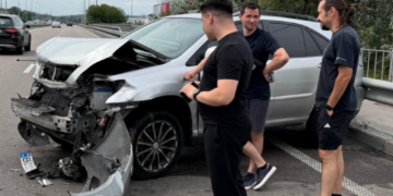 Автівку понесло вбік і розтрощило: в Києві співак Шумей потрапив у аварію, – ФОТО