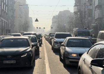 Кілометрові затори в Києві: де перекрили рух до кінця місяця, – ФОТО