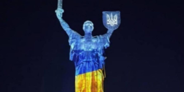 Яскравіше за зірки: в центрі Києва засяяла масштабна інсталяція, – ФОТО