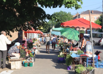 Великий розпродаж заблокував рух Києвом: де закупитися і об’їхати
