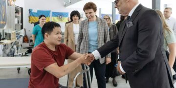 «Вчаться жити по-новому»: президент Естонії побачив, як на Київщині відновлюються поранені захисники