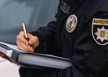 Небезпечна поїздка Києвом: п’яний водій проміле виїхав на пішохідний міст