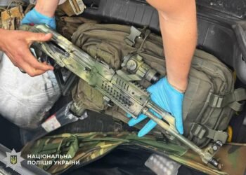 Автомат, пістолет і тисячі набоїв: у центрі Києва затримали водія з арсеналом зброї