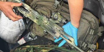 Автомат, пістолет і тисячі набоїв: у центрі Києва затримали водія з арсеналом зброї