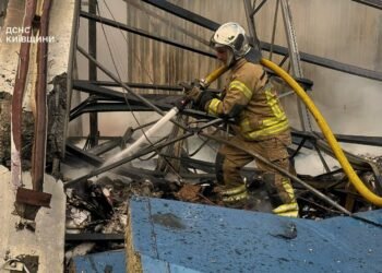 Вибиті конструкції, пошкоджені авто та постраждалий: нові наслідки атаки на Київщину