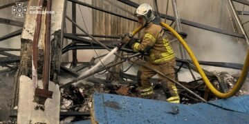 Вибиті конструкції, пошкоджені авто та постраждалий: нові наслідки атаки на Київщину