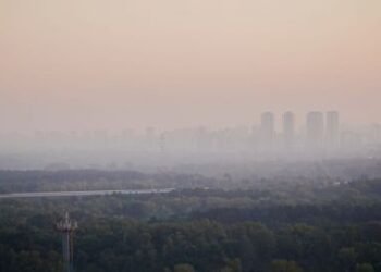 Небезпечний пил накрив Київщину: жителів трьох міст закликають залишатися вдома
