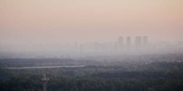 Небезпечний пил накрив Київщину: жителів трьох міст закликають залишатися вдома
