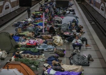 Ніч у метро Києва: скільки людей шукали порятунку під землею