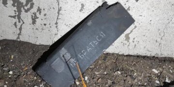 Наслідки атаки рф у Києві у двох районах: 4 постраждалих, залізницю не зачепило
