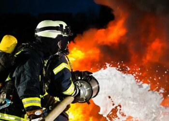На Хмельниччині уламки після роботи ППО спричинили пожежу, поранено чоловіка