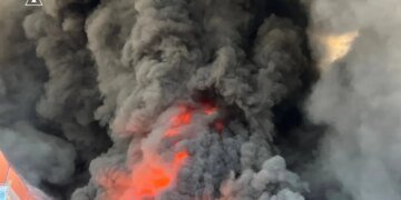 В Киевской области в результате обстрела загорелись склады в Бориспольском и Бучанском районах