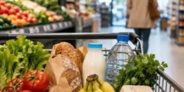 Продукты в Украине: что будет с ценами и стоит ли делать запасы