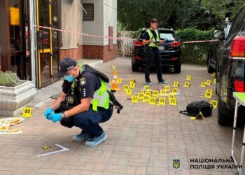 У Києві чоловік впритул розстріляв директора клініки репродуктології – нападника досі шукають