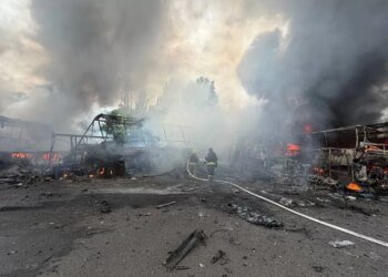 В Одессе в результате утренней атаки РФ пострадали три человека, повреждены жилые дома и автомобили