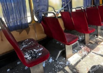 В Херсоне россияне сбросили взрывчатку на легковой автомобиль и маршрутку, есть жертва