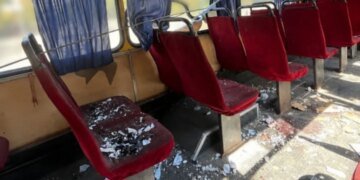 В Херсоне россияне сбросили взрывчатку на легковой автомобиль и маршрутку, есть жертва
