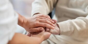 Комиссия должна была прийти оформить уход за 90-летней мамой, а сына в тот же день загребли в армию