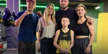 Анджеліна Джолі завітала до боксерського клубу в Харкові, її син Нокс провів тренування із українськими захисниками