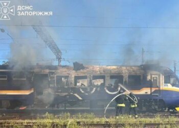 Россия нанесла удар по поезду «Днепр — Запорожье»: пассажиров эвакуировали, а проводница вернулась в вагон — и погибла