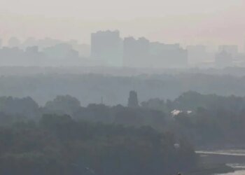 У Києві та області зафіксували забруднення повітря після ворожих атак: людям радять зачинити вікна