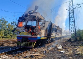 Дроны ударили по железнодорожной станции на Харьковщине, загорелся пассажирский поезд. ФОТО