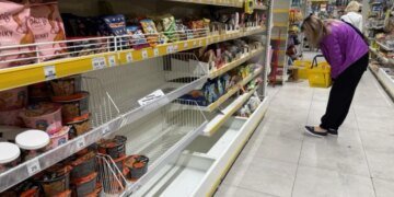 Удары российских войск по складам привели к дефициту продуктов в Киеве