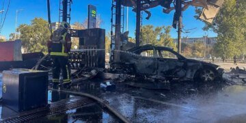 У Києві росіяни вдарили дроном по АЗС поблизу ТРЦ Respublika – є постраждалі
