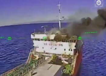 Танкеры теневого флота РФ горят один за другим – Мадяр показал видео атаки