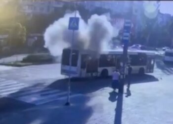 Ворожий FPV-дрон у Запоріжжі атакував пасажирський автобус біля зупинки, троє поранених