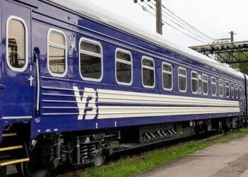 Через російські обстріли низка поїздів затримується, окремі рейси відхилилися від графіка майже на 12 годин