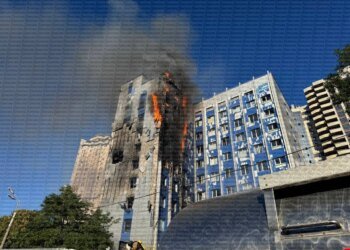 Ворог атакував адмінбудівлю в центрі Одеси: пожежа охопила кілька поверхів, відомо про 5 поранених