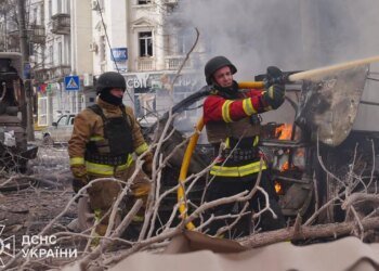 Российская авиабомба попала в жилую многоэтажку в Сумах, под завалами ищут людей